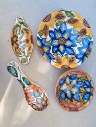 Louça de barro feita e pintada à mão