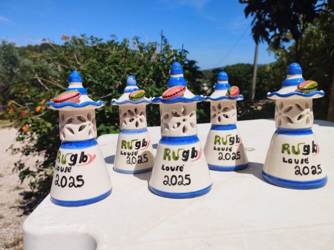 Louça de barro feita e pintada à mão